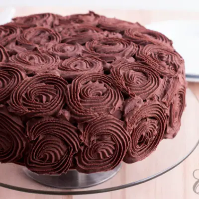 עוגת שוקולד מריר טעימה עם ציפוי "וורדים"- כולל סרטון 1 עוגת שוקולד מריר טעימה עם ציפוי "וורדים"- כולל סרטון
